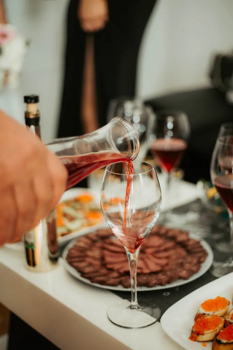 Točenje vina uz pršutu i kavijar